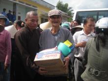 Đoàn từ thiện của chùa Giác Ngộ cứu trợ nạn nhân thiên tai tại Phú Yên và Bình Định ngày 14/11/2009