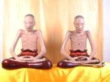 Tượng đối chứng (trái) và tượng gốc (phải) của thiền sư Vũ Khắc Minh.