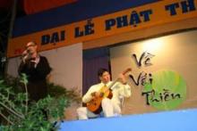Thầy Pháp Như đang biểu diễn. Nguồn: wWw.hkt.vn