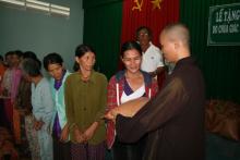 ĐĐ. Thích An Tịch trao quà cho bà con có hoàn cảnh khó khăn.