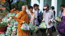 Đoàn từ thiện Đạo Phật Ngày Nay tặng quà tại Trung Tâm Bảo Trợ Xã Hội Tân Hiệp, tỉnh Bình Phước