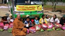 Đoàn từ thiện Đạo Phật Ngày Nay tặng quà cho đồng bào nghèo tại Quãng Ngãi