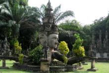 Thăm vườn Phật ở Viêng Chăn