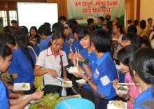 Đông đảo bạn trẻ tham gia ăn chay tại Huế. Ảnh: Văn Nguyễn.