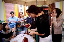 Phật tử rút quẻ đầu năm tại chùa Phúc Khánh (Đống Đa, Hà Nội)