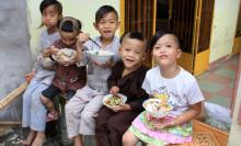 Các cháu bé mồ côi ở tịnh xá của sư cô Giác Liên đang sống và sinh hoạt trong điều kiện thiếu thốn nhiều thứ 