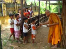 Cảnh trong phim "Hãy cùng em điệu Sarikakeo"