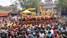 Lễ hội ở làng đồng kỵ. Ảnh: Lại Viết Đàm