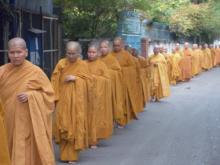 TP.HCM: Chư Tăng, Ni Khất sĩ Tổ chức Trì bình khất Thực Tưởng Niệm Tổ Sư Minh Đăng Quang