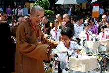 Đại diện Giáo hội Phật giáo Việt Nam trao tặng xe đến học sinh nghèo tỉnh Bình Dương