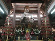 Tượng Phật tổ Như Lai trong chùa Non Nước. (Nguồn: 1.000 năm Thăng Long)