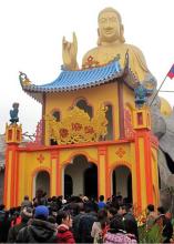 “Chùa Thác Vàng” hồ Núi Cốc