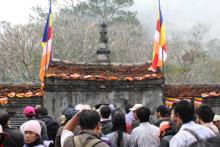 Du khách giành nhau "từng centimet" lên chùa Đồng - Yên Tử