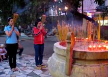 Đầu năm nhiều người đến chùa dâng hương và làm lễ dâng sao giải hạn. Ảnh: Ngoan Ngoan.