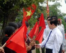 Chủ tịch nước Nguyễn Minh Triết chia vui cùng bà con phật tử.   ( Ảnh: Văn Đạt (TTXVN) ) 
