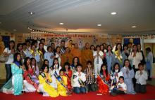 Phật tử và những người yêu kính đạo Phật chụp ảnh lưu niệm với  đoàn Hoằng pháp Trung ương Giáo hội Phật giáo Việt Nam.