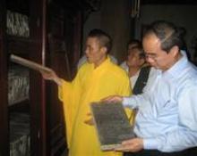 Phó Thủ tướng Nguyễn Thiện Nhân xem một bản khắc gỗ kinh Phật tại chùa Vĩnh Nghiêm Ảnh: NGỌC NĂM 