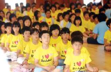 Trẻ em trường Mẫu giáo Hàn Quốc đang thực tập Thiền định