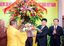 Đ/c Bùi Văn Nam tặng lẵng hoa Ban trị sự Hội Phật giáo tỉnh Ninh Bình.   