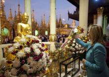 Ngoại trưởng Mỹ Hillary Clinton chân trần thăm chùa ở Myanmar
