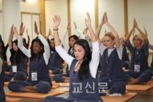 Thí sinh Hoa hậu Châu Á Thái Bình Dương vào Chùa Hàn Quốc tu học