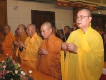 Niêm hương cầu nguyện tại Đại lễ cầu siêu. (Ảnh: Quý Trung/TTXVN)