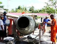 Những nhà sư Khmer nặng việc đời