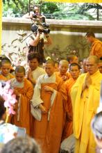 Khóc tiễn nhục thân Người