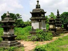 Tháp đá ở chùa Quỳnh Lâm