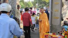 "Nở rộ" ăn xin và sư giả trước cổng chùa