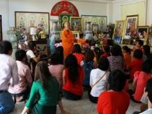 Hòa thượng và các Phật tử tại một ngôi chùa gốc Việt ở Bangkok trong dịp Năm mới. (Ảnh: Ngọc Tiến/Vietnam+) 