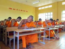 Chư tăng sinh tập trung làm bài
