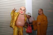 Năm 2012 – Nụ cười Di Lặc đã mang quà đến tận tay người nghèo