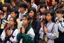 Sĩ tử vào chùa nghe tư vấn chọn trường thi ĐH