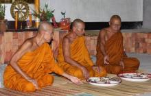 Những nhà sư Thái Lan ngủ không giường, ngày ăn một bữa