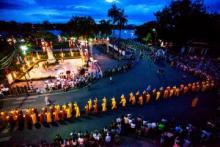 Đi bộ Rước Phật linh thiêng và hoành tráng ở Huế