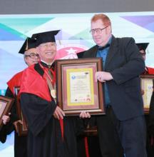 NNC Văn hóa Phật giáo Võ Văn Tường nhận bằng tiến sĩ danh dự