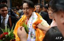 Nữ Phật tử Aung San Suu Kyi - vị lãnh đạo đất nước Myanmar chiêm bái đất Phật
