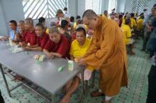 TP.HCM: Chùa Thiên Chánh thăm và tặng quà cho bệnh nhân trại tâm thần Tân Định, Tân Uyên