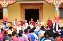 Ngày thứ hai cứu trợ nạn nhân động đất tại Nepal: Ngôi làng có 700 người chết