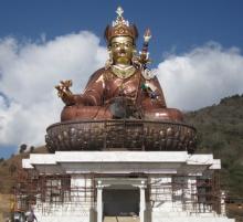 Một nhóm các nghệ nhân Nepal xây dựng bức tượng Bồ tát Liên Hoa Sinh ở Bhutan lớn nhất thế giới