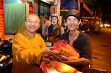 Quỹ Đạo Phật Ngày Nay: Di Lặc du xuân đến với người nghèo đêm giao thừa