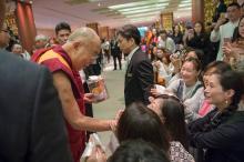 Đài truyền hình Nhật Bản NHK TV phỏng vấn đức Đạt Lai Lạt Ma tại Osaka