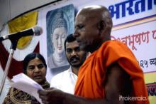 Gia đình của học giả nghiên cứu Rohith Vemula Quy Y Tam Bảo