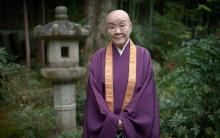 Ni trưởng tiểu thuyết gia người Nhật hỗ trợ phụ nữ gặp khó khăn