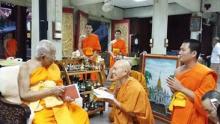 Ngài Hộ Pháp và tăng đoàn Viên Không cúng dường sách đến ngài HT. Somdet Phra Maha Ratchamanglacharn - quyền tăng vương Thái Lan