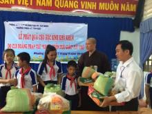 CLB Khơi nguồn tuệ giác phát quà cho các trẻ em nghèo