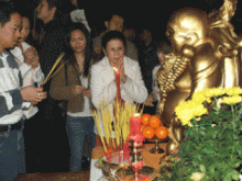 Lên chùa hái lộc