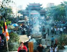 Hàng ngàn người lên chùa cầu may