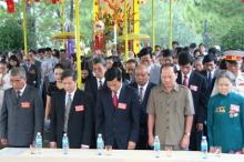 Lãnh đạo và nhân dân tỉnh Thừa Thiên - Huế mặc niệm tưởng nhớ các anh hùng liệt sỹ.